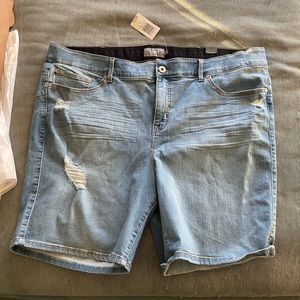 Torrid BOMBSHELL BERMUDA SHORT - PREMIUM STRETCH MEDIUM WASH.   Size 24.
